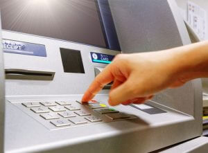 บัตรกดเงินสดใช้กดเงินสดที่ไหนได้บ้าง คิดค่าธรรมเนียมและค่าใช้จ่ายอย่างไร